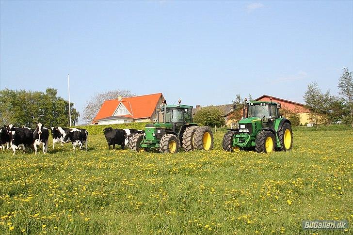 John Deere 7530  - Taget i ko folden foran gården. billede 7