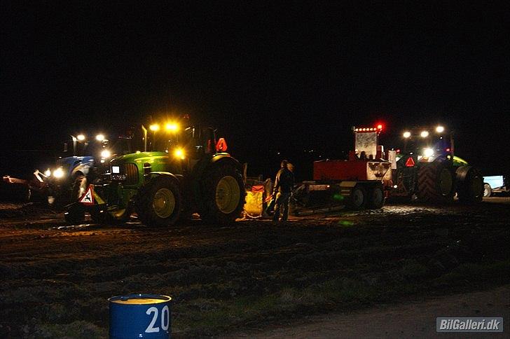 John Deere 7530  - aftentræk i Svinninge 2011  nu med gult lygtefolie på...synes selv det ser ret cool ud. billede 13