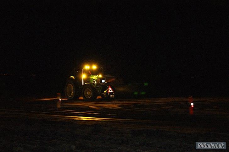 John Deere 7530  - aftentræk i Svinninge 2011  nu med gult lygtefolie på...synes selv det ser ret cool ud. billede 14