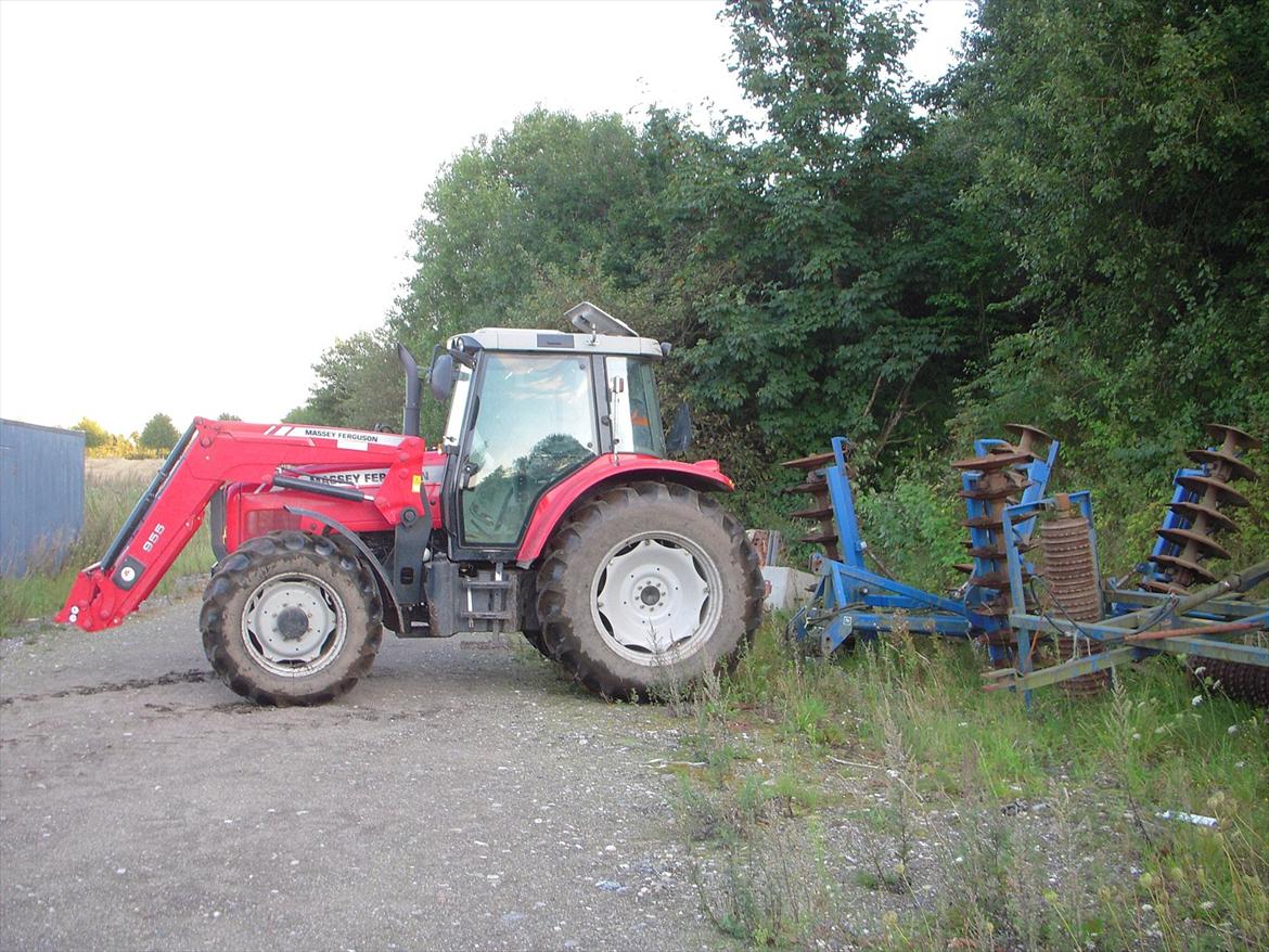 Massey Ferguson 5470 - lige smidt tallerken harven og sat ophæng til grønthøster  billede 9