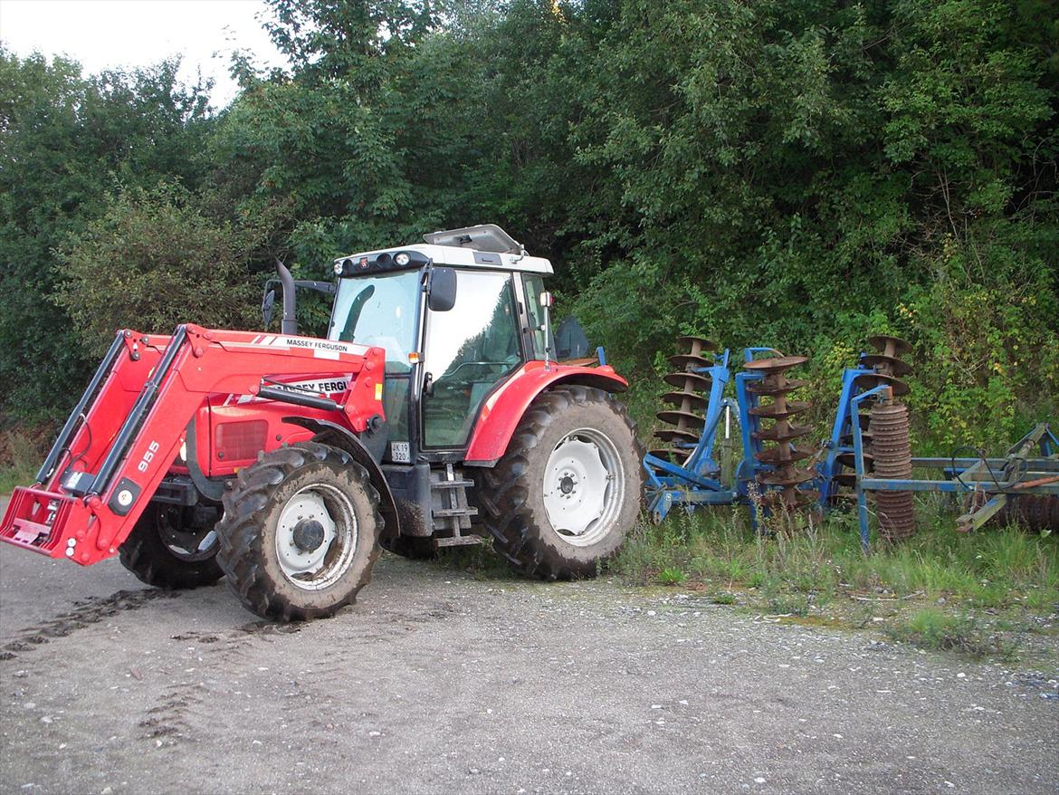 Massey Ferguson 5470 - lige smidt tallerken harven og sat ophæng til grønthøster  billede 10