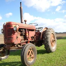 Farmall FU235
