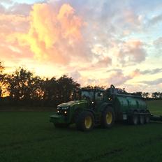 John Deere 8335R