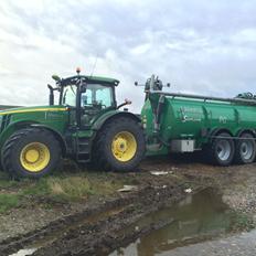 John Deere 8335R