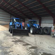 New Holland T7040