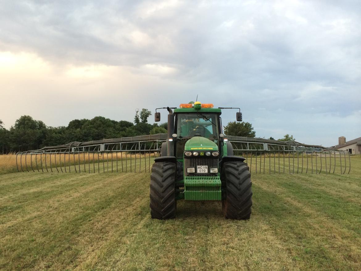 John Deere 8220 - Her med gyllevognen på græs. 24m bom billede 8