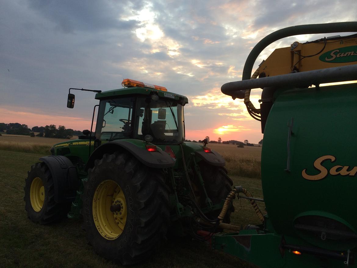 John Deere 8220 - Der var lige en solnedgang i baggrunden :) billede 9