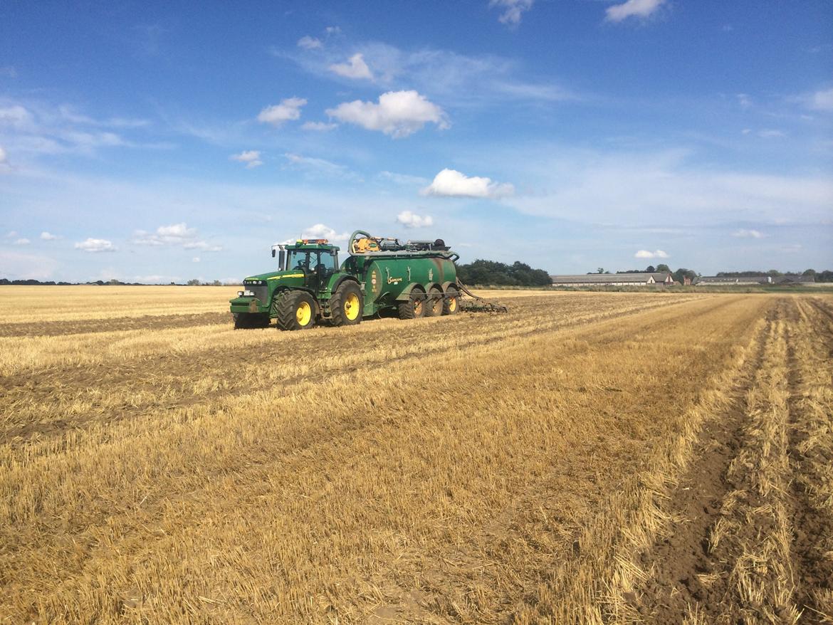 John Deere 8220 - Her er det med 6m nedfælder og gps. billede 10