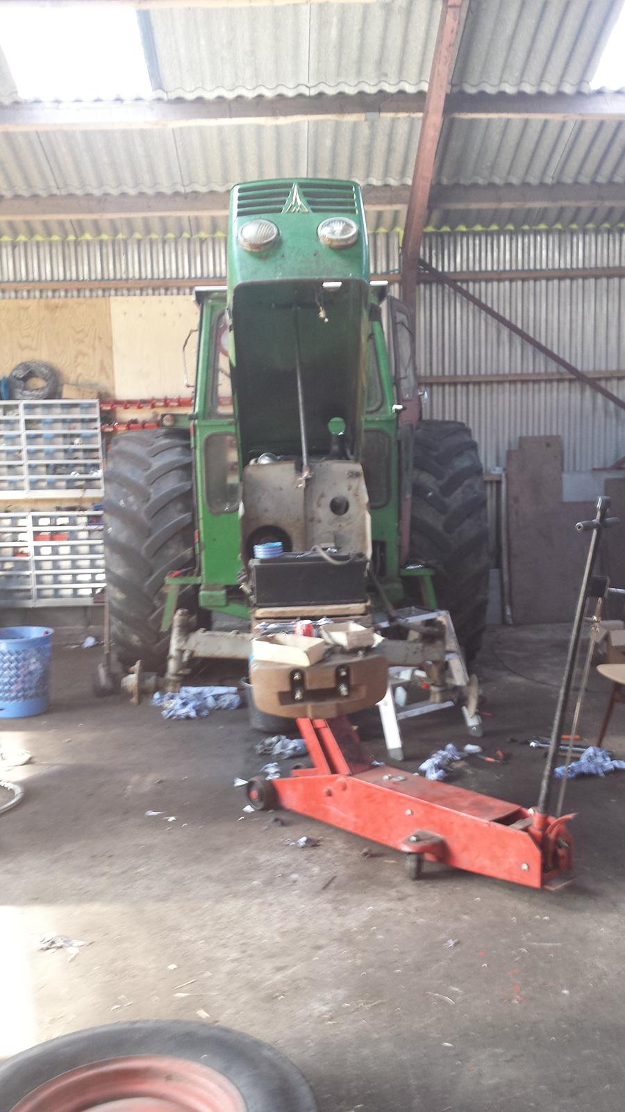 Deutz-Fahr 7006 - skulle lige spænde hjul lejerne pga hjulene sad løs  billede 17