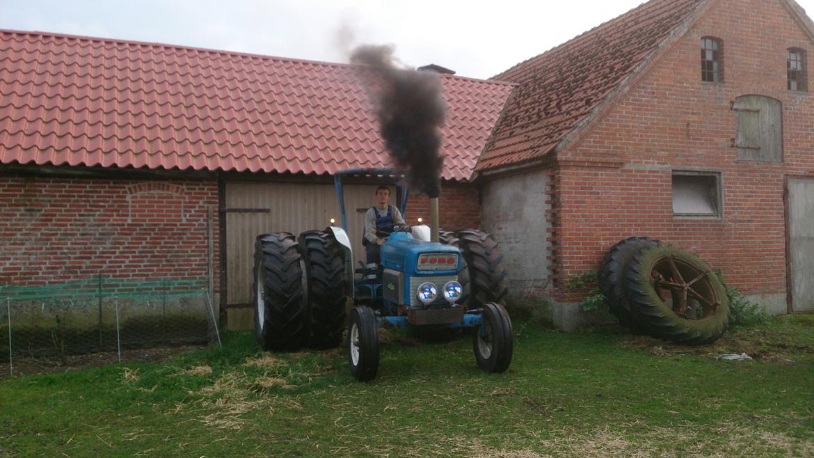 Ford 4000 - røg ska der til :P billede 9
