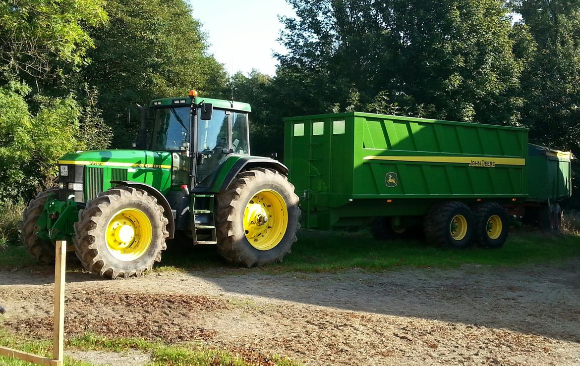 John Deere 7710 - Med 18 t kornvogn billede 16