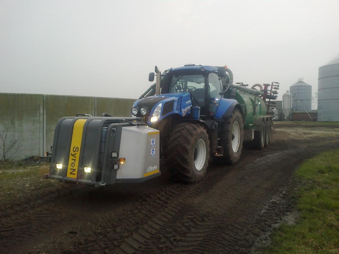 New Holland T8.390 - Hvis det går helt galt, så kan jeg også køre nedfælder  billede 14