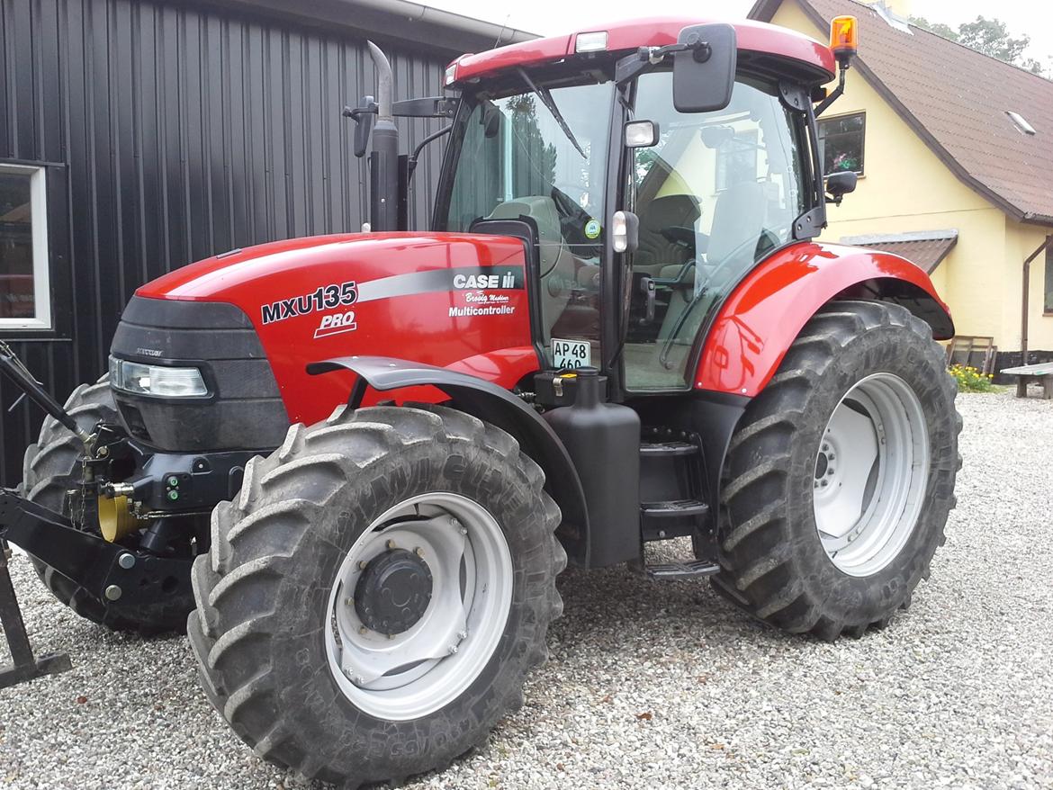 Case IH Maxxum MXU 135 Pro - Lige ankommet til gården. Chaufføren var flink at vride frontrammen skæv da den blev læsset, men der kom en ny med "posten" så det var helt perfekt billede 5