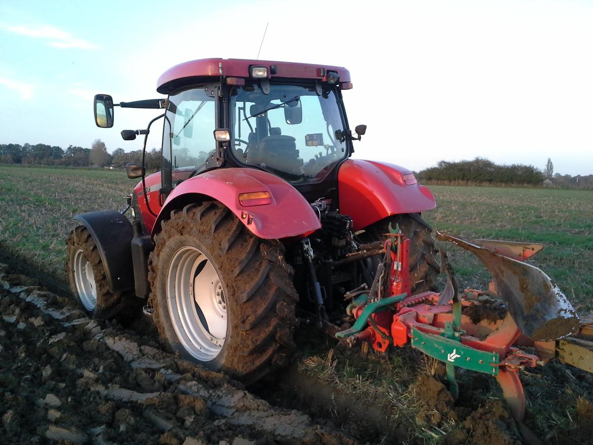 Case IH Maxxum MXU 135 Pro - Den passer fint til ploven. Eneste minus er transmissionsstøj i pløjegearene, men den kommer normalt heler ikke til at pløje billede 8