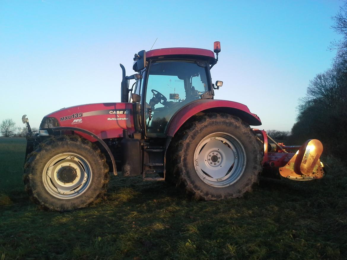 Case IH Maxxum MXU 135 Pro - Slår sletgræsset af i starten af december billede 11