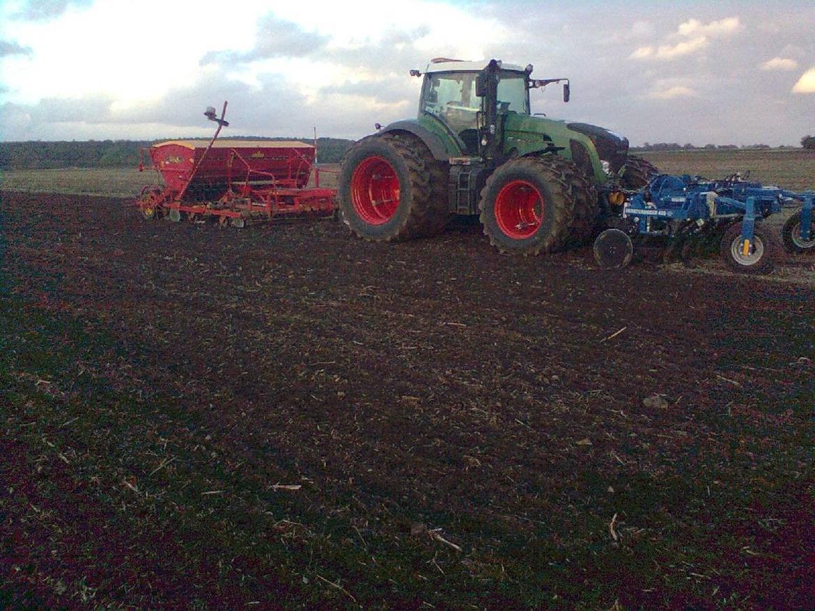 Fendt 933 - vores gamle såmaskine og en harve vi havde på prøve billede 23