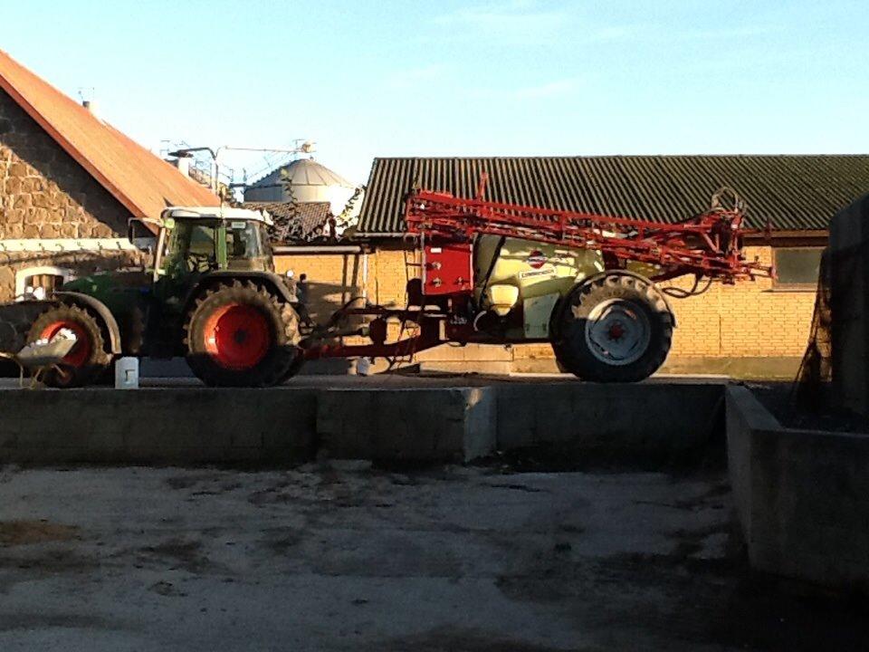 Fendt 716 - fendt 716 og hardi sprøjte holder på vaske pladsen billede 10