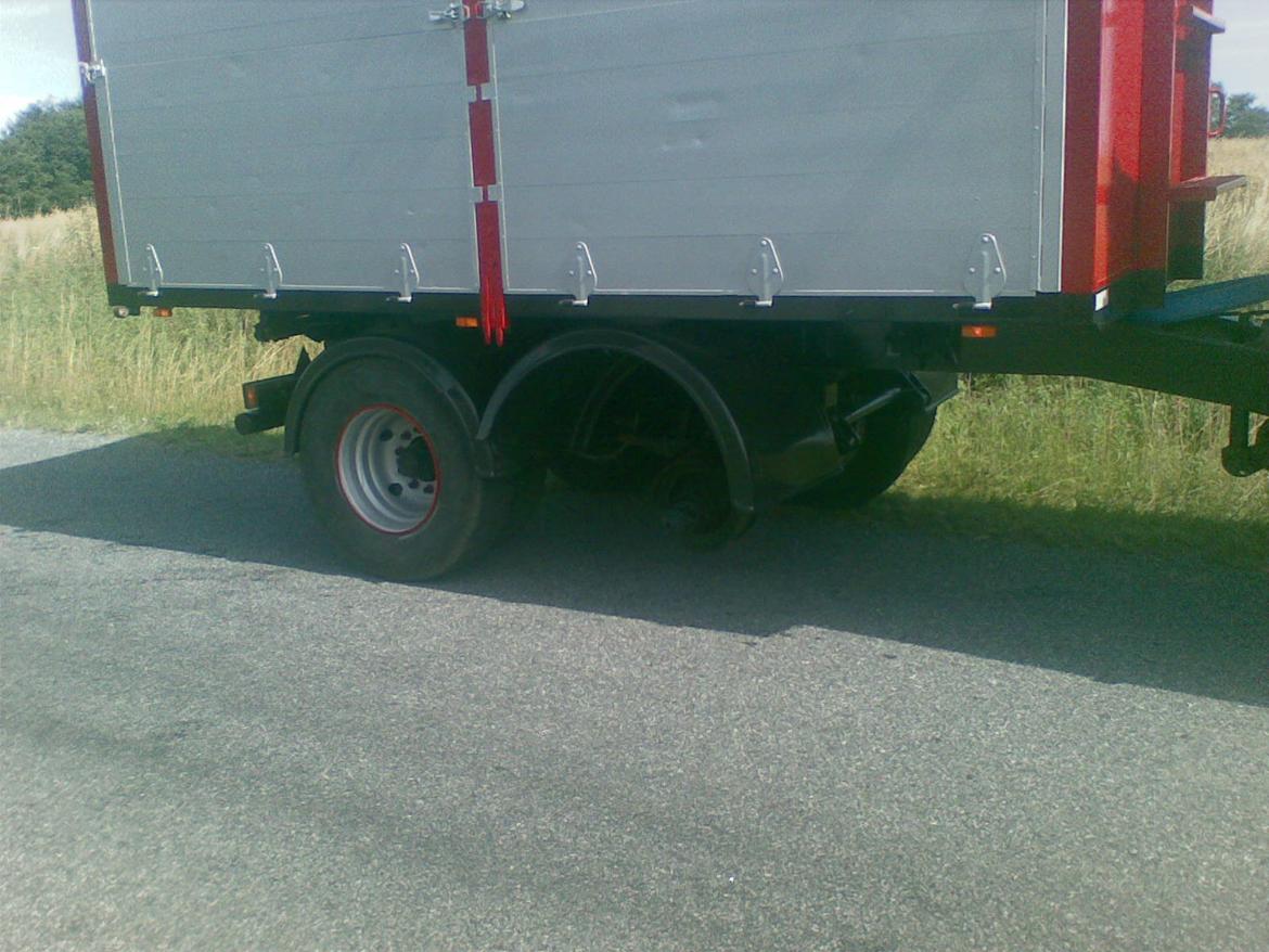 Fendt 933 - en dag vi skulle til stormærløse med korn. så kigede folk nåde på os så kiged min far i spejlet så manglede vi det ene hjul. men vi fandt det senere inde i et vejskilt billede 26