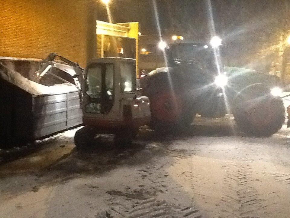 Fendt 933 - inde i rødover hvor at vi fyldre salterne med en minigraver og en saltkontainer der står der inde om vintern billede 29