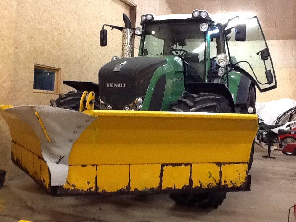 Fendt 933 - så kom den hjem og blev vasket efter at have kørt og skravet sne og saltet  billede 31