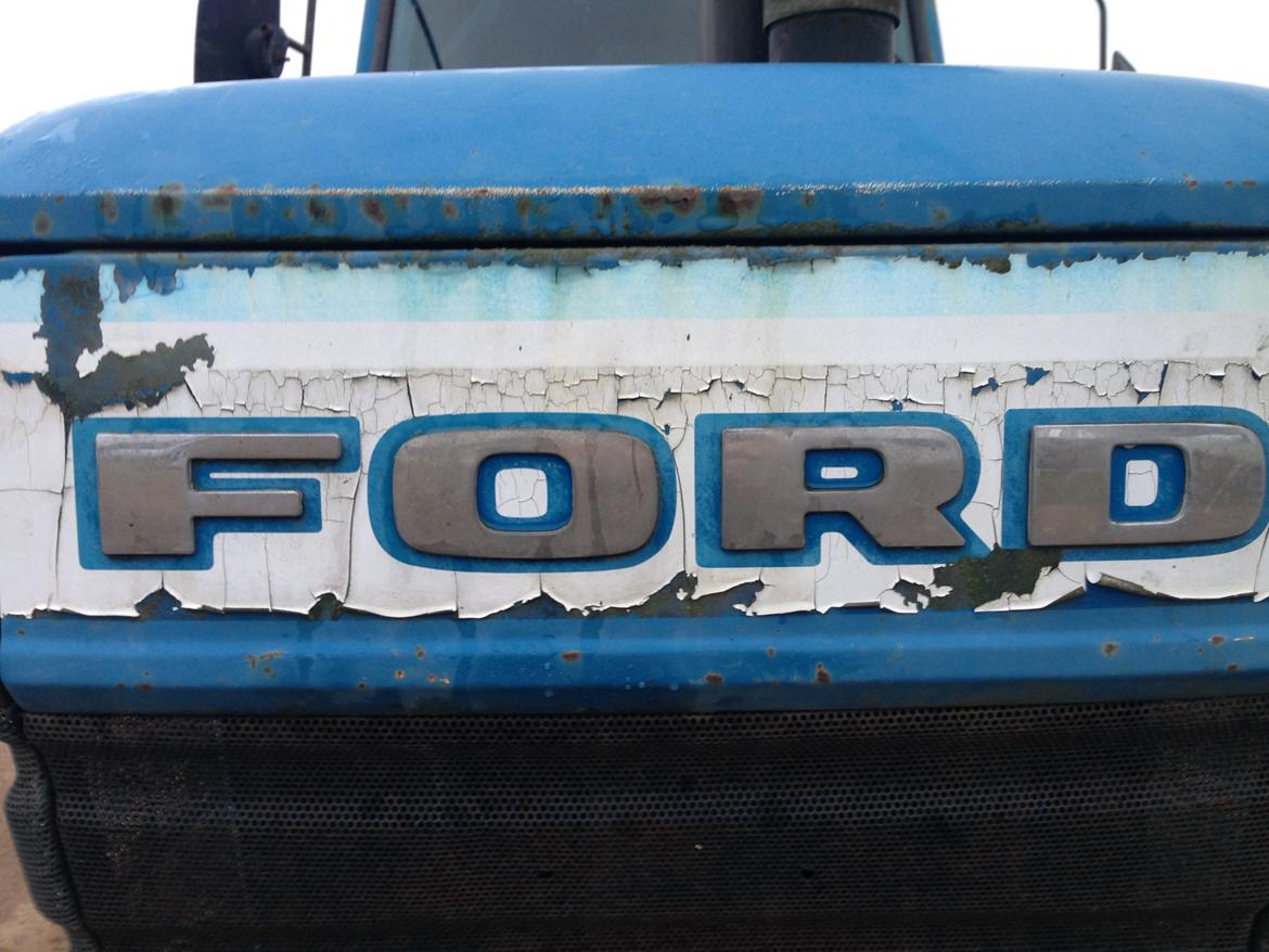 Ford TW 10 - Frontlogo, en gang ny klister og maling så er det også fin. billede 12