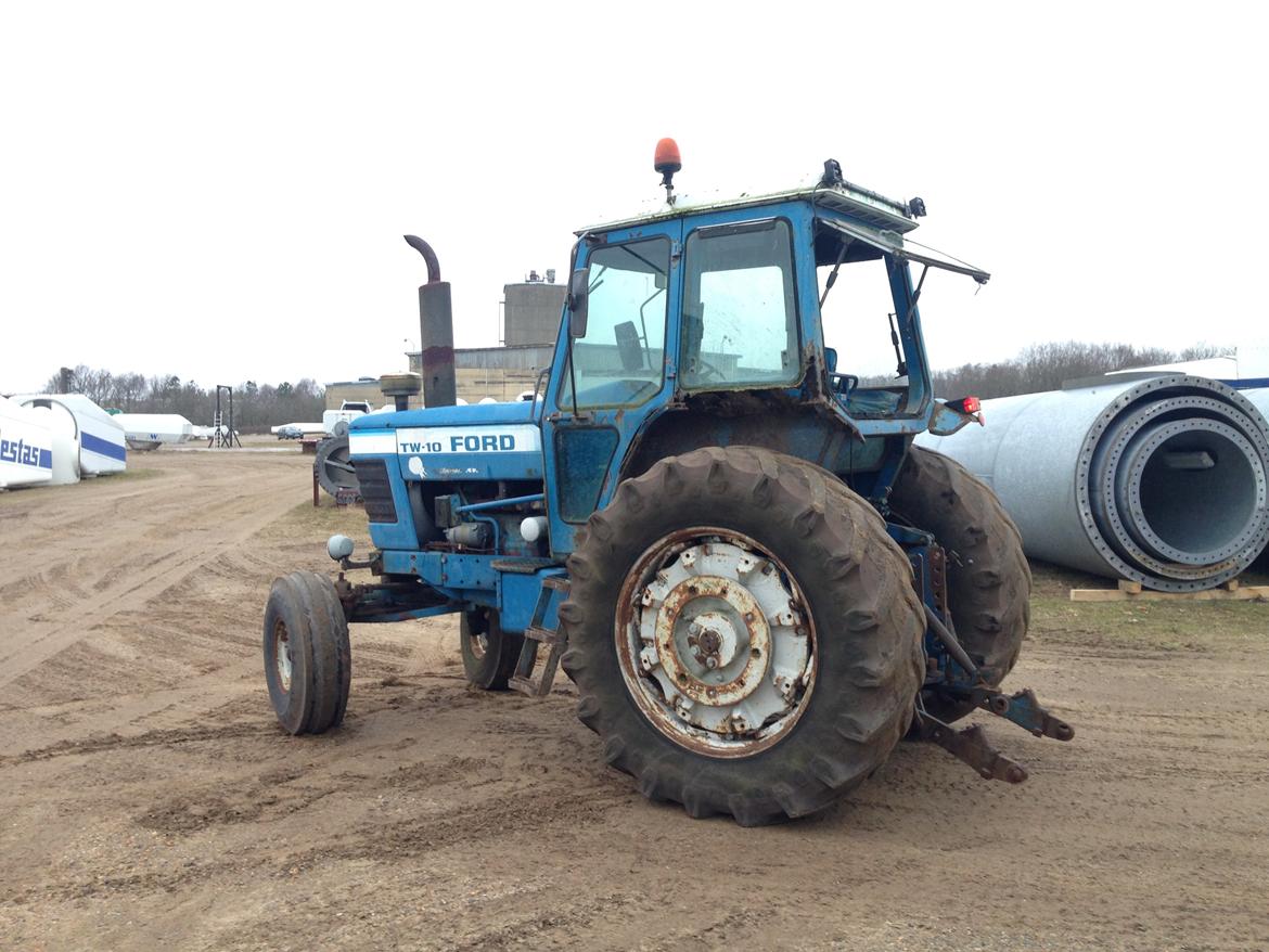 Ford TW 10 - Tror sideskærmen er faldet af selv, var heldigvis sådan da jeg købte den. billede 5