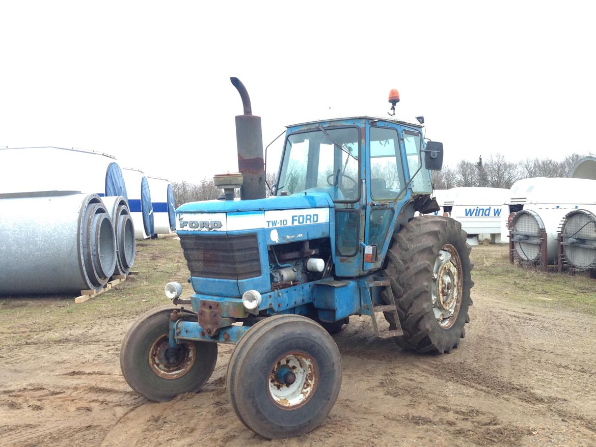 Ford TW 10 - Den er mekanisk i orden, men ville ikke køre den på vejen, nu vi havde mulighed for at tage den på lastbilen. billede 2