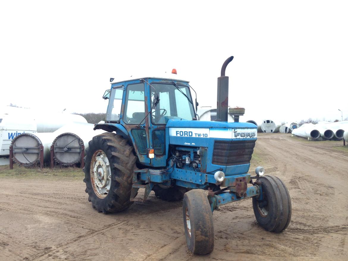 Ford TW 10 - Kørte lidt hyggeturer rundt på den, på lukkede område, blands gamle vindmøller. billede 3