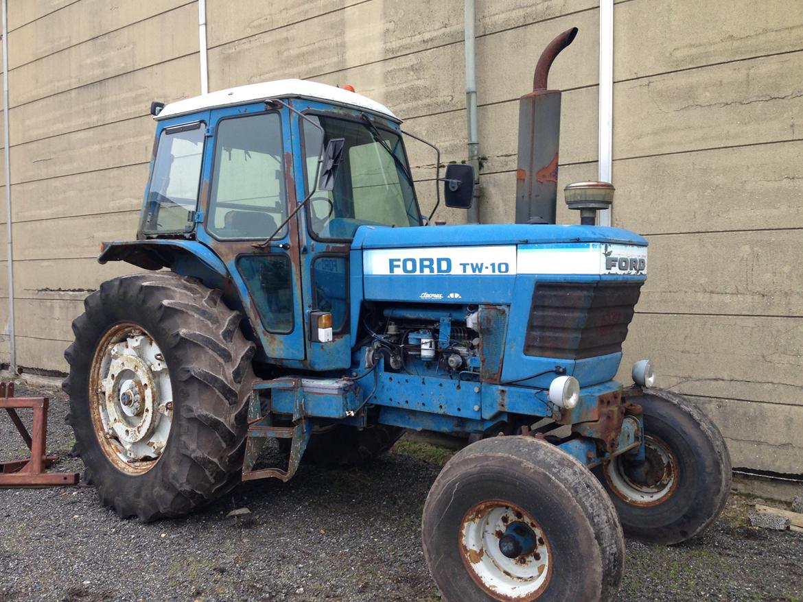 Ford TW 10 - Da traktoren lige var kommet hjem. Fik hjælp af en lastbil, for en sikkerhedsskyld. billede 1