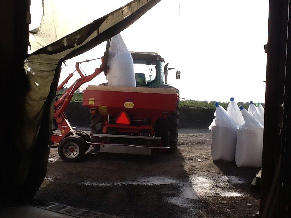 Fendt 933 - der bliver fyldt gødning i gødningspredern billede 36