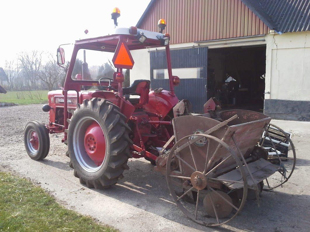 International Harvester B-275 - Lånte lige en kartoffel lægger, til at lægge kartoffler i køkkenhaven. billede 19