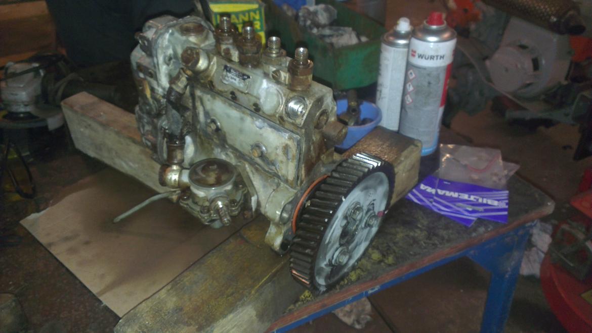 Deutz-Fahr D6006 - Brændstofpumpen er afmonteret og klar til at komme op til Ketner i Holstebro billede 18