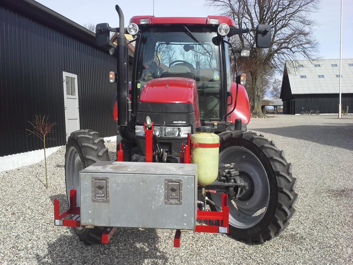 Case IH Maxxum MXU 135 Pro - Klar til sprøjtningerne med nye sprøjtehjul, Hella Rallye Compact 3003 lygter  og nymalet kemiskab foran billede 4