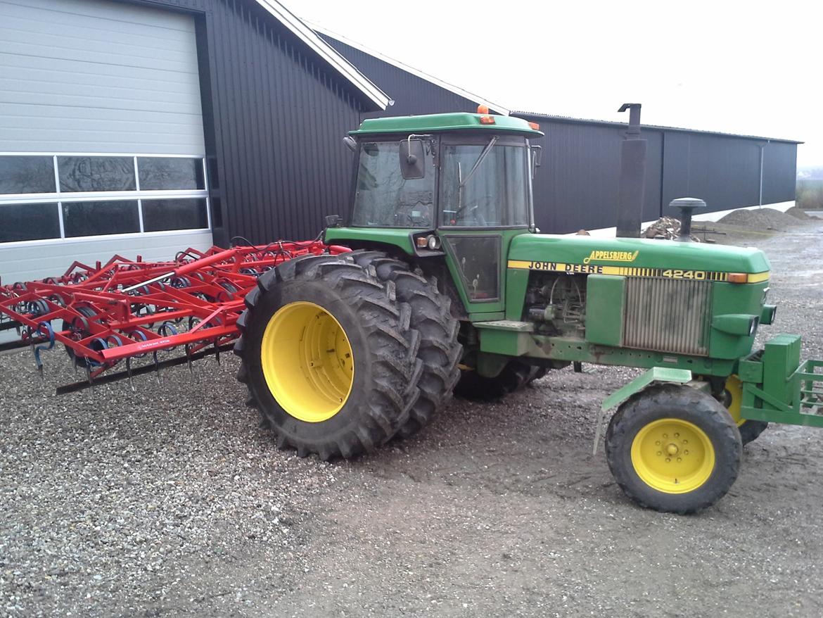 John Deere 4240 - En af de få opgaver traktoren stadig laver er at harve til såbed. Man kan se på sideskærmene at den trænger til en ny oliekøler. Der er hele tiden lidt at udskifte selvom den ikke kører mange timer mere billede 21