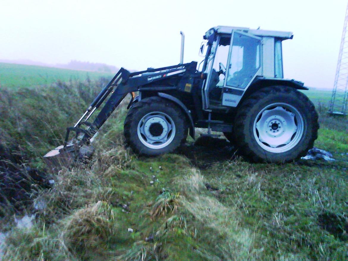 Massey Ferguson 3070 - Rydder grøft op efter vi rev træ op billede 8