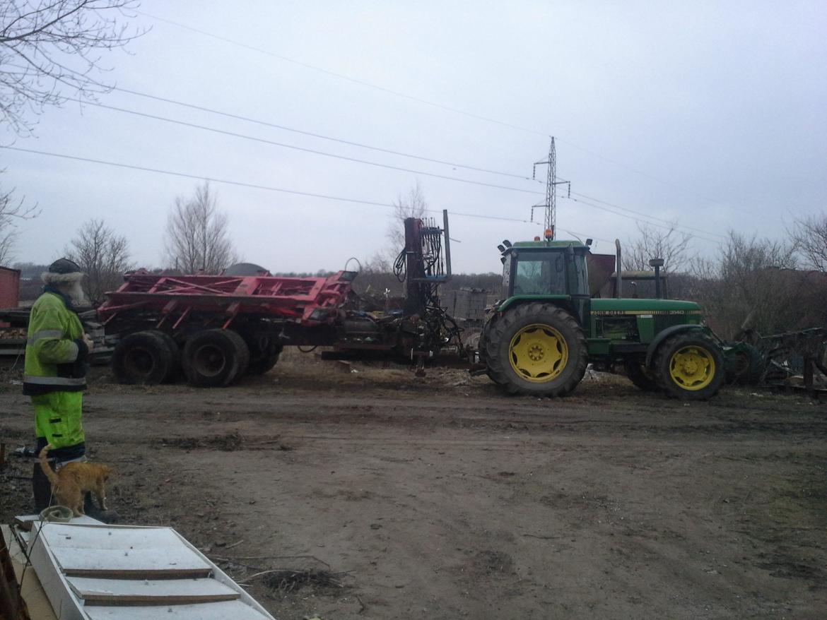 John Deere 3140 - ude og hente ny indkøbt kran vogn  billede 13