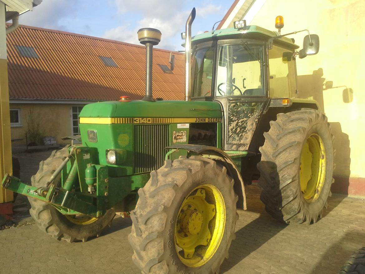 John Deere 3140 - holder lige lidt i aften solen  billede 12