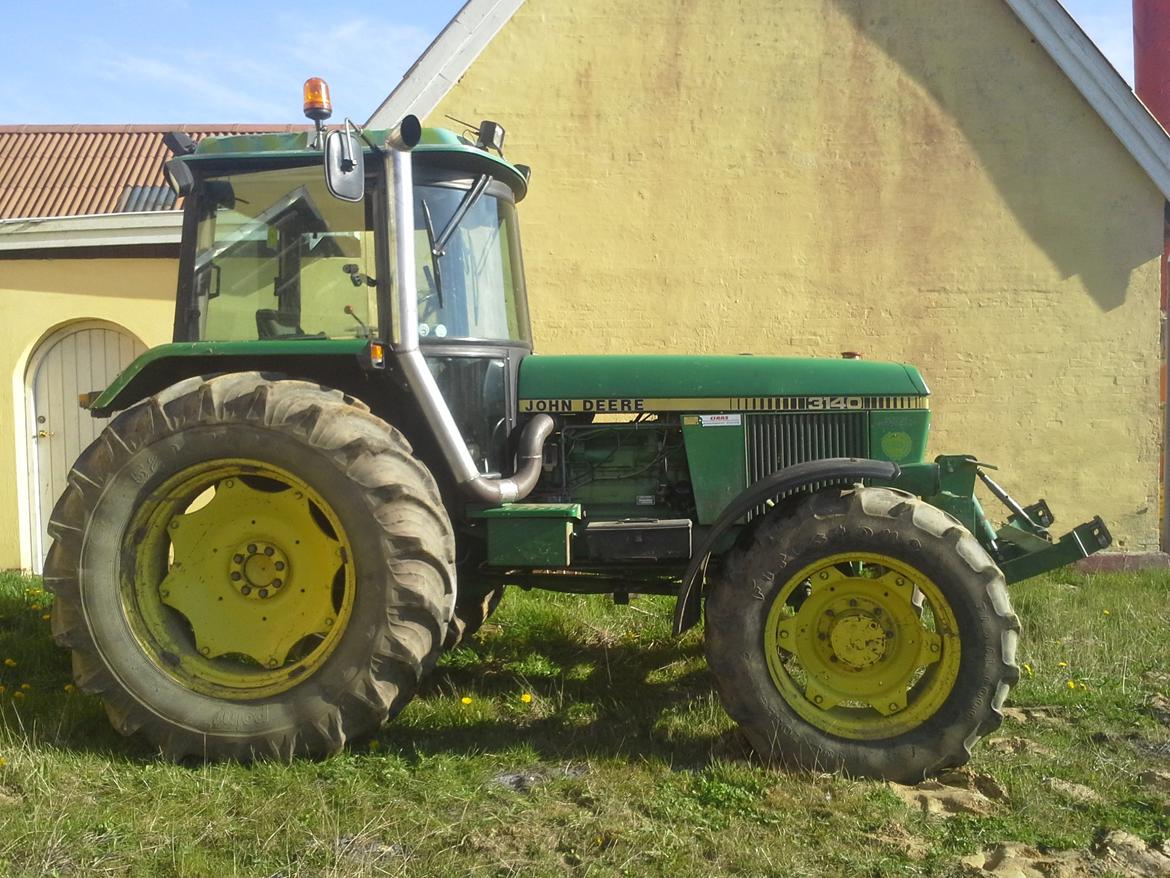 John Deere 3140 - holder og skal vaskes efter den fik monteret ny pipe billede 10