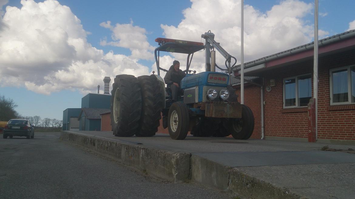 Ford 4000 - kontrolvejning dagen før borris så vi fik en ide hvad den vejdede :) billede 34