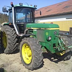 John Deere 3140