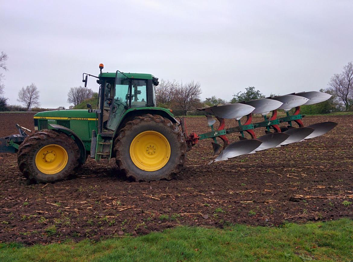 John Deere 6510 - Ude og pløje nogen små stykker for en maskinstation da deres 10 furede plov var lige stor nok ;-) billede 21