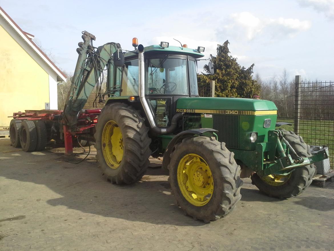 John Deere 3140 - spændt for den nye kranvogen ;D  billede 11