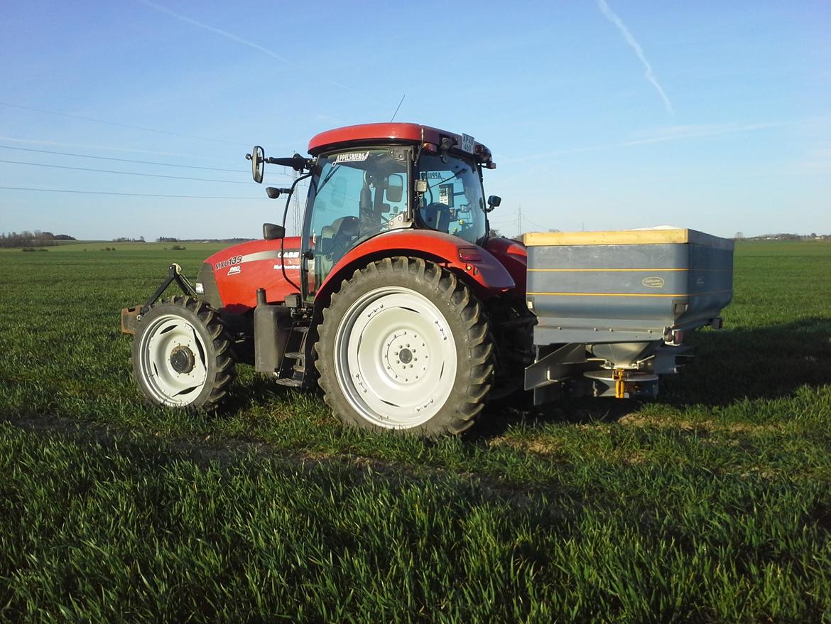 Case IH Maxxum MXU 135 Pro - På tur med gødningssprederen. Der er noget bedre balance i den end der var i Fiatten ;o) billede 15