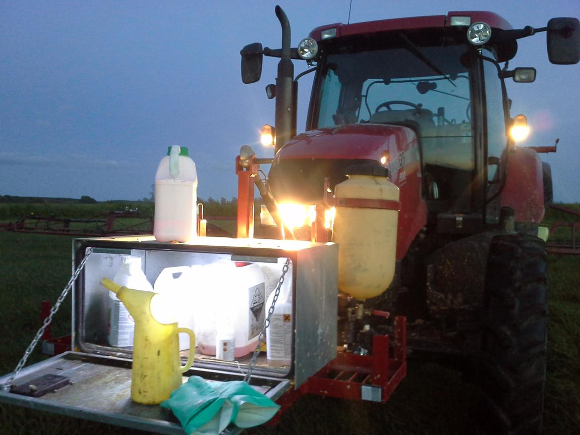 Case IH Maxxum MXU 135 Pro - Så er baren åben. Kemiskabet fra Fiatten er bygget om til frontliftmontering og der er lavet ekstra dunkholdere på hver side til Roundupdunke. Der er også monteret LED-lys i det billede 20