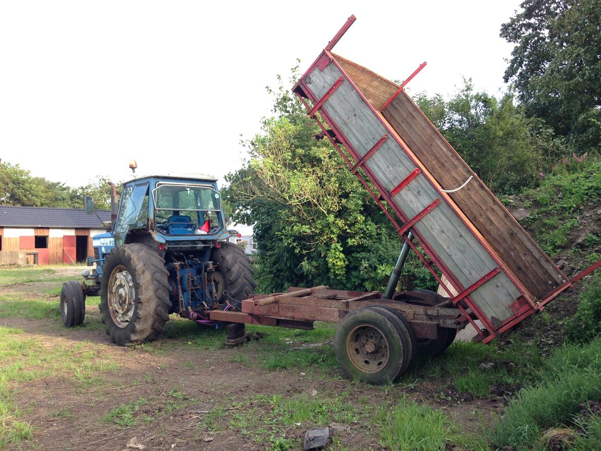 Ford TW 10 - Skulle lige sikrer mig vognen nu var i orden da jeg kom hjem med den. det ser umilbart ud til at den kan tippe høj nok. billede 21