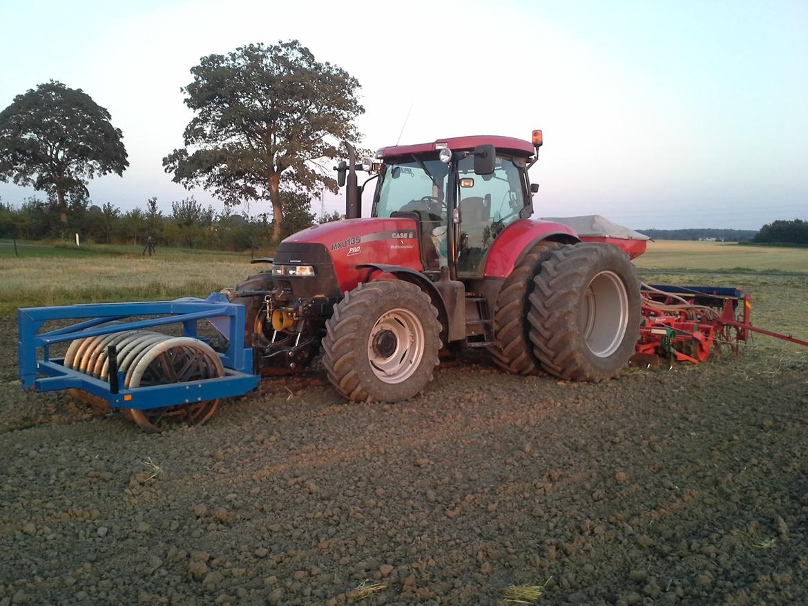 Case IH Maxxum MXU 135 Pro - Så kom den også ud at så. Det er dog stadig meningen at 6900èren skal så det meste her på gården billede 22