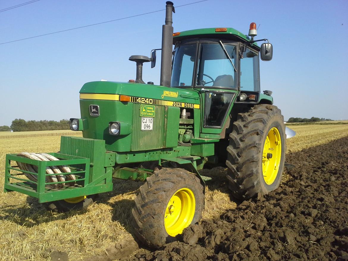 John Deere 4240 - Har fået ny oliekøler og er forhåbentlig klar til at klare pløjesæsonen uden dyre stop 2015 billede 2