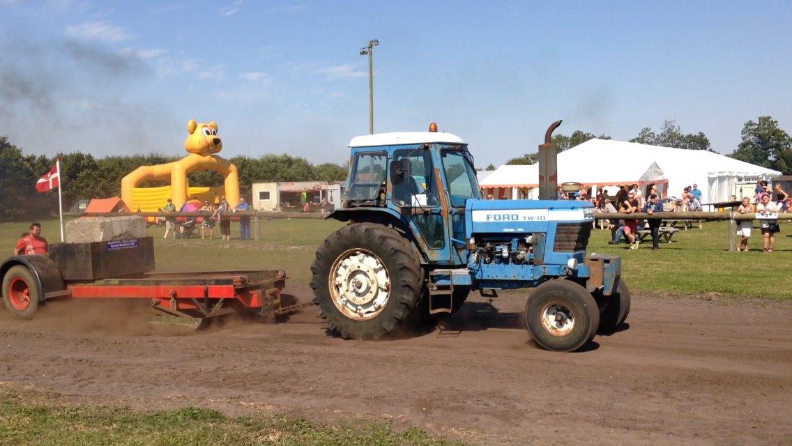 Ford TW 10 - På banen i Rønbjerg nær Skive. Johnny M er chauffør, tog selv første og pulloff trækket. Andet træk var kun for sjov ;D  billede 24