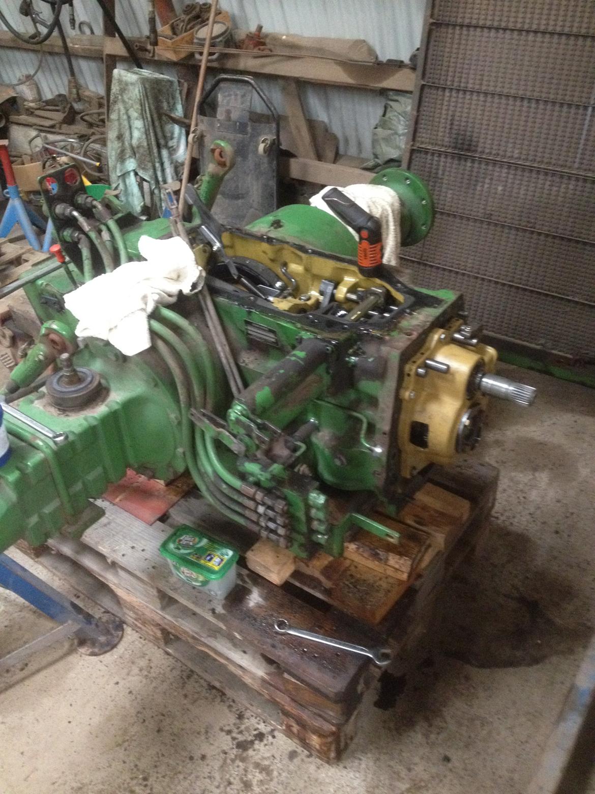 John Deere 3050 2 WD - Renovering af gearkasse. billede 12