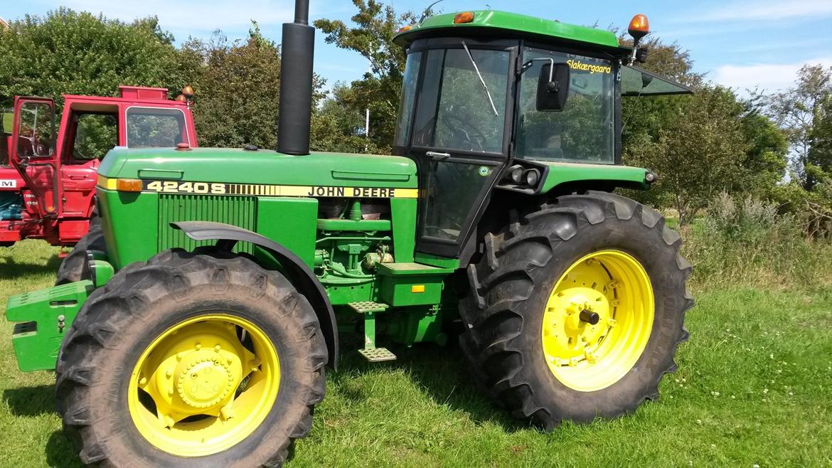 John Deere 4240S - 2015. Ny malet baghjul, nav og nyt gummi i bag.  billede 1